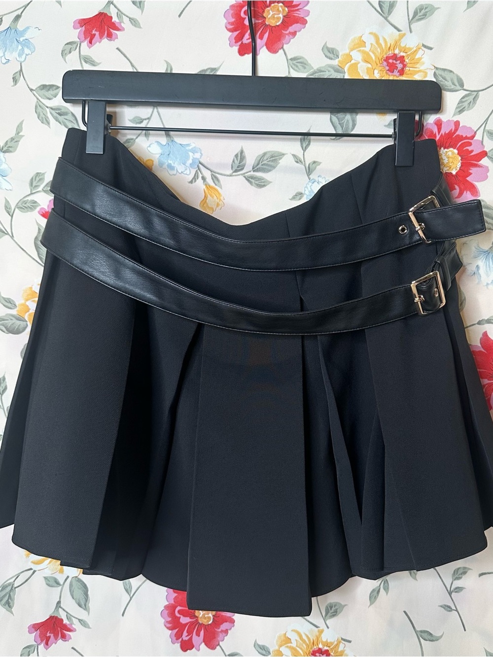 KENNETH COLE | Black Pleated Mini Skirt Double Buckle | *flawed* | Size 10